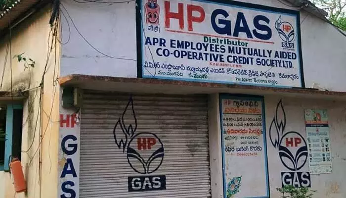 కో-ఆపరేటివ్ కాదు... కో-ఆపరేటెడ్ మోసం..! కో-ఆపరేటివ్ కాదు... కో-ఆపరేటెడ్ మోసం..!