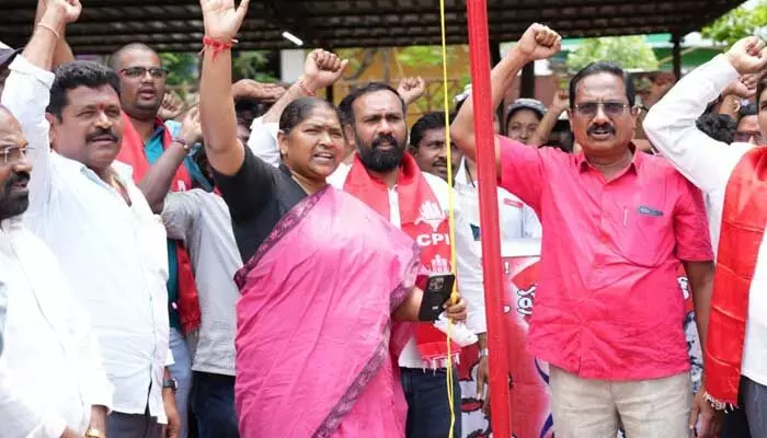 కార్మిక జెండాను ఆవిష్కరించిన-మంత్రి సీతక్క. కార్మిక జెండాను ఆవిష్కరించిన-మంత్రి సీతక్క.