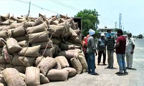 వడ్ల లోడ్ తో వెళ్తున్న లారీ బోల్తా...