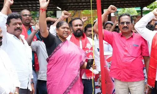 కార్మిక జెండాను ఆవిష్కరించిన-మంత్రి సీతక్క.