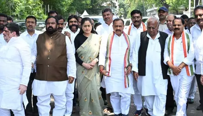 Congress: హీటెక్కిన కులగణన రాజకీయం.. గవర్నర్ ను కలిసిన టీ కాంగ్రెస్ బీసీ నేతలు Congress: హీటెక్కిన కులగణన రాజకీయం.. గవర్నర్ ను కలిసిన టీ కాంగ్రెస్ బీసీ నేతలు