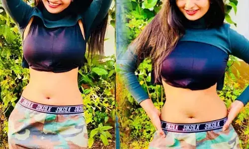 అడవుల్లో ఆ పని చేస్తున్న పవన్ కళ్యాణ్ బ్యూటీ.. ఫ్రంట్ ఓకే కానీ బ్యాక్ సరిగ్గా చూపించలేవు అని కామెంట్స్