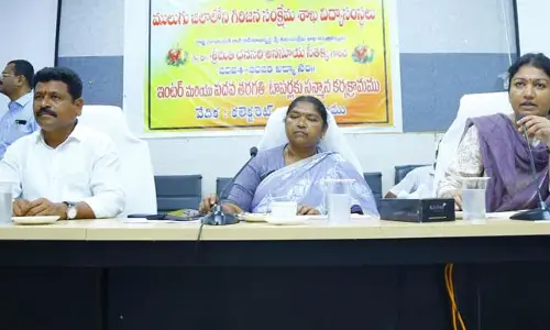 అధికారులు క్షేత్రస్థాయిలో పర్యటించి ప్రజల సమస్యలను తెలుసుకోవాలి: మంత్రి సీతక్క.
