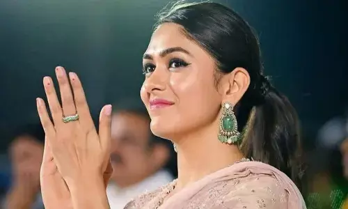 Mrunal Thakur: బాలీవుడ్, టాలీవుడ్‌తో పాటు మరో ఇండస్ట్రీసై కన్నేసిన మృణాల్ ఠాకూర్.. ఆనందంలో ఫ్యాన్స్