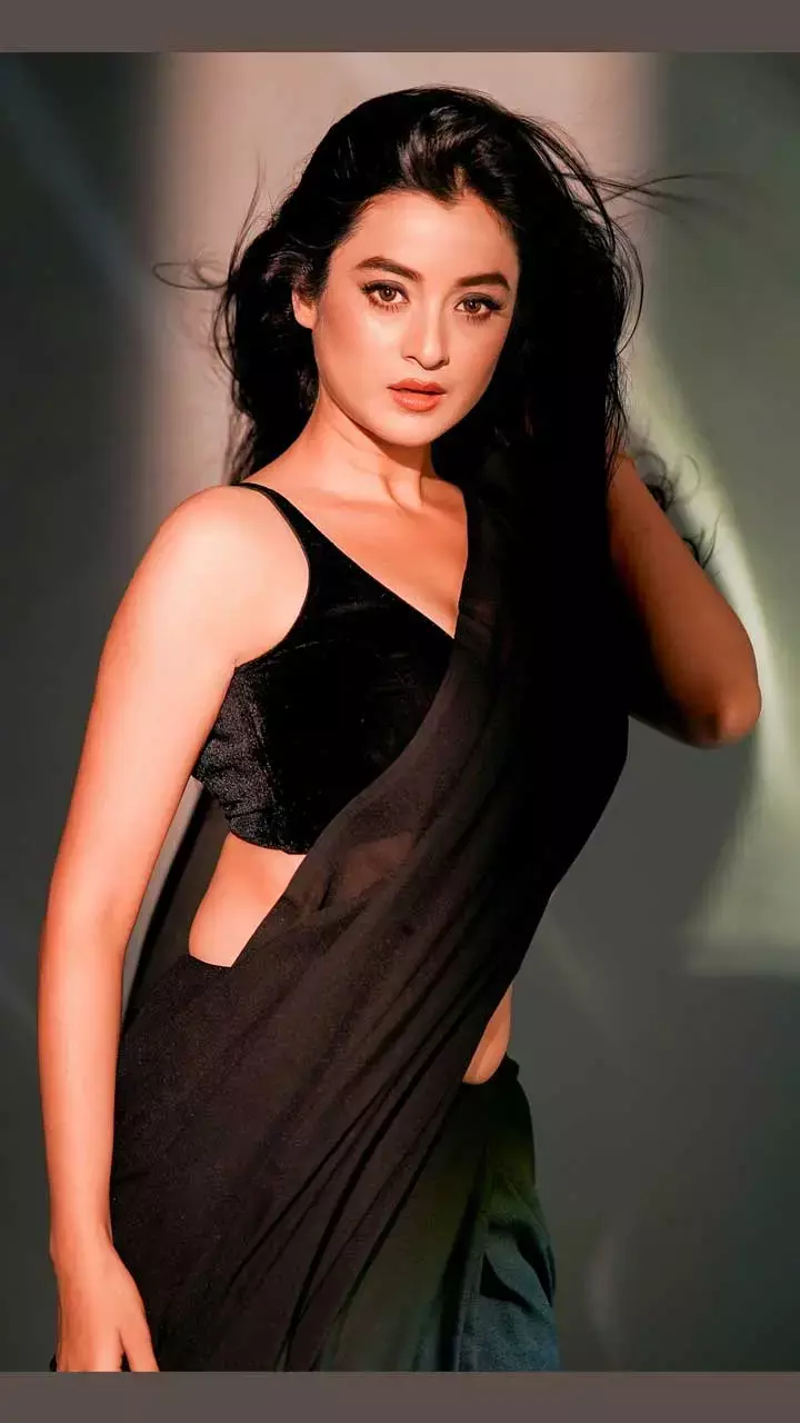Darshana Banik : కవ్వించే అందాలతో కాక పుట్టిస్తున్న బ్యూటీ.