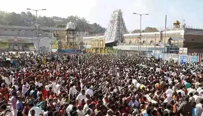 తిరుమల క్యూ లైన్లలోకి వెళ్తున్నారా.. భక్తులకు ఈ విషయం తెలుసా..! తిరుమల క్యూ లైన్లలోకి వెళ్తున్నారా.. భక్తులకు ఈ విషయం తెలుసా..!