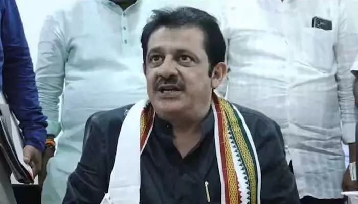 నాకు సూసైడ్ బాంబ్ ఇవ్వండి : మంత్రి సంచలన వ్యాఖ్యలు నాకు సూసైడ్ బాంబ్ ఇవ్వండి : మంత్రి సంచలన వ్యాఖ్యలు