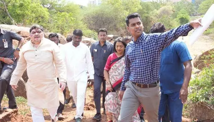 Ponnam Prabhakar: మీ ప్రాంతంలో ప్రభుత్వ భూమి కబ్జా అయిందా? మంత్రి పొన్నం కీలక పిలుపు Ponnam Prabhakar: మీ ప్రాంతంలో ప్రభుత్వ భూమి కబ్జా అయిందా? మంత్రి పొన్నం కీలక పిలుపు