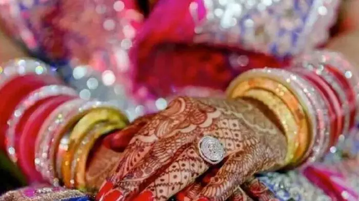 వేదికపైనే పెళ్లి కొడుకు ఫ్రెండ్ను చితకబాదిన పెళ్లి కూతురు.. వీడియో వైరల్ వేదికపైనే పెళ్లి కొడుకు ఫ్రెండ్ను చితకబాదిన పెళ్లి కూతురు.. వీడియో వైరల్