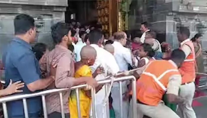 Tirumala News:తిరుమల క్యూ లైన్లో అపశ్రుతి.. అసలు ఏం జరిగిందంటే? Tirumala News:తిరుమల క్యూ లైన్లో అపశ్రుతి.. అసలు ఏం జరిగిందంటే?