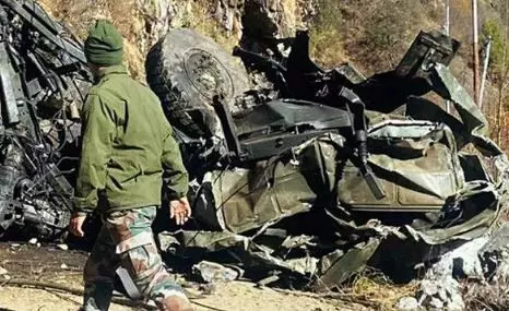 J&K: లోయలో పడిపోయిన ఆర్మీ వాహనం J&K: లోయలో పడిపోయిన ఆర్మీ వాహనం
