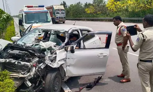 ORR Accident : ఔటర్ రింగ్ రోడ్డుపై ఘోర రోడ్డు ప్రమాదం.. ఇద్దరు స్పాట్ డెడ్