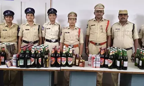 బెల్ట్ షాపులపై పోలీసుల దాడి.. రూ. 30 వేల మద్యం సీజ్