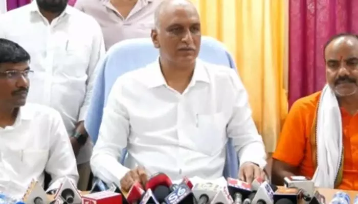 పత్తి కొనుగోళ్లలో రూ.3 వేల కోట్ల అవినీతికి పాల్పడ్డారు -హరీష్ రావు పత్తి కొనుగోళ్లలో రూ.3 వేల కోట్ల అవినీతికి పాల్పడ్డారు -హరీష్ రావు