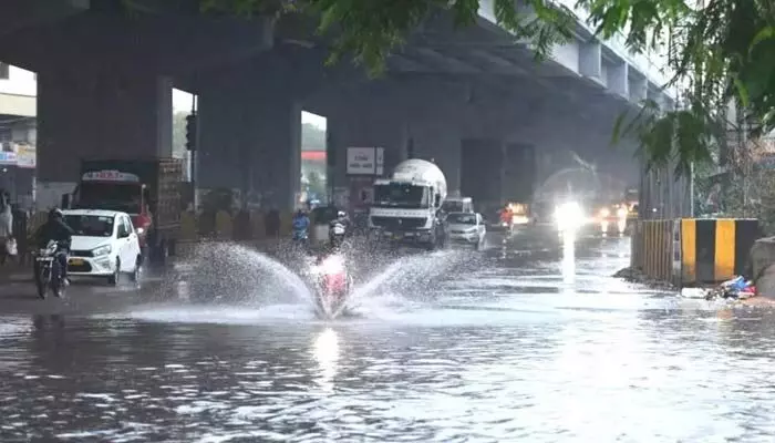 Big Alert:హైదరాబాద్లో భారీ వర్షం.. పలు ప్రాంతాల్లో ట్రాఫిక్ జామ్ Big Alert:హైదరాబాద్లో భారీ వర్షం.. పలు ప్రాంతాల్లో ట్రాఫిక్ జామ్