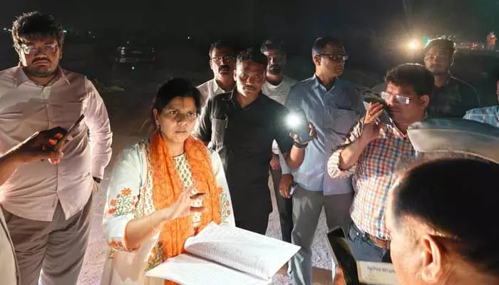 సమస్య తెలుసుకొని రాత్రి వేళ ఎంట్రీ ఇచ్చిన కలెక్టర్.. రైతులు హ్యాపీ సమస్య తెలుసుకొని రాత్రి వేళ ఎంట్రీ ఇచ్చిన కలెక్టర్.. రైతులు హ్యాపీ