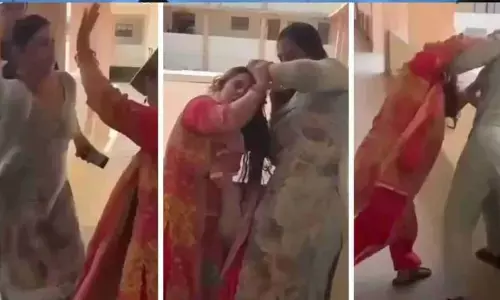 జుట్లు పట్టుకుని దారుణంగా కొట్టుకున్న లేడీ టీచర్లు !