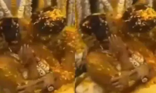 ఇది మంగళ స్నానమా.. మొదటి రాత్రినా..  ఇంత బరితెగిస్తున్నారు ఎవర్రా మీరంతా అని దుమ్మెత్తిపోస్తున్న నెటిజన్లు
