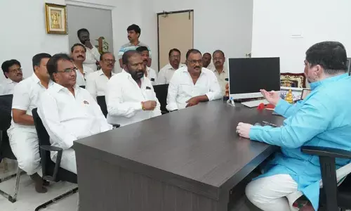 ఆర్టీసీ కార్మికులు సమ్మె చేయొద్దు! మంత్రి పొన్నంతో ఆర్టీసీ సంఘాల నేతలు భేటీ
