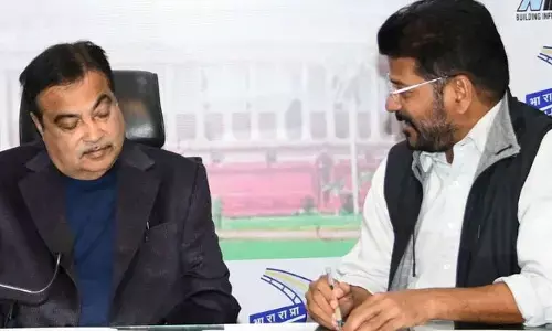 కేంద్ర మంత్రి నితిన్ గడ్కరీతో సీఎం రేవంత్ రెడ్డి భేటీ