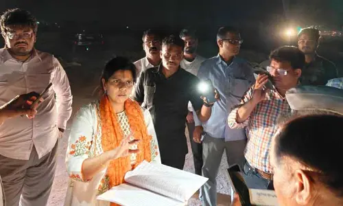 సమస్య తెలుసుకొని రాత్రి వేళ ఎంట్రీ ఇచ్చిన కలెక్టర్.. రైతులు హ్యాపీ