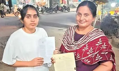 నీట్ పరీక్ష రాసిన తళ్లీకూతుళ్లు