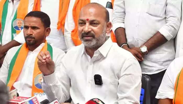 కుటుంబ పెద్దే చేతులెత్తేస్తే పరిస్థితి ఏంది.. సీఎం రేవంత్కు బండి సంజయ్ కౌంటర్ కుటుంబ పెద్దే చేతులెత్తేస్తే పరిస్థితి ఏంది.. సీఎం రేవంత్కు బండి సంజయ్ కౌంటర్