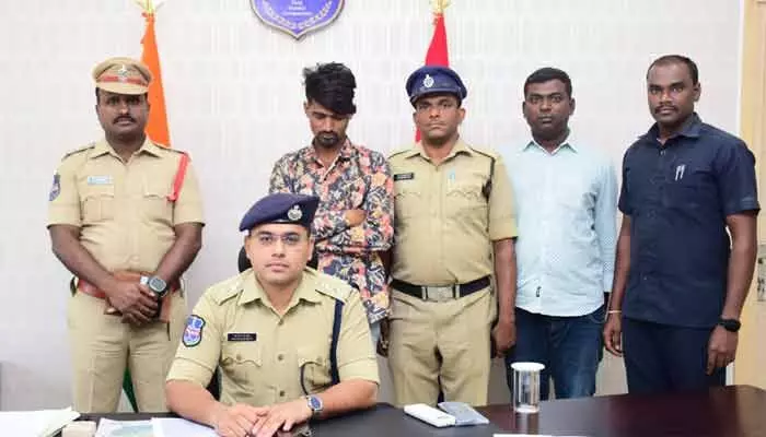 గంజాయి కేసుల్లో పరారీలో ఉన్న వ్యక్తి అరెస్ట్ గంజాయి కేసుల్లో పరారీలో ఉన్న వ్యక్తి అరెస్ట్
