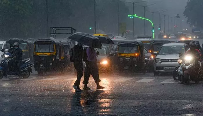 Heavy Rain Alert:ఆ జిల్లాల ప్రజలకు బిగ్ రెయిన్ అలర్ట్.. ఈ రాత్రి భారీ వర్ష సూచన! Heavy Rain Alert:ఆ జిల్లాల ప్రజలకు బిగ్ రెయిన్ అలర్ట్.. ఈ రాత్రి భారీ వర్ష సూచన!