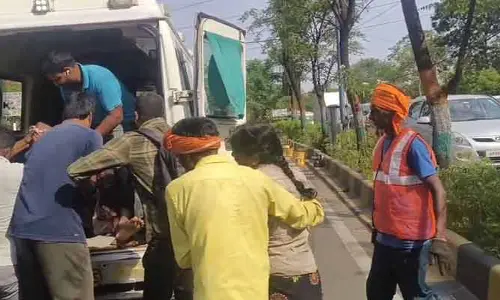 గచ్చిబౌలి హెచ్ సీయూ సెకండ్ గేట్ వద్ద రోడ్డు యాక్సిడెంట్, ఒకరు మృతి