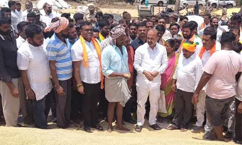 అప్పు పుడతలేదు.. పిల్లనిస్తలేరు.. బండి సంజయ్ ముందు రైతులు ఆవేదన