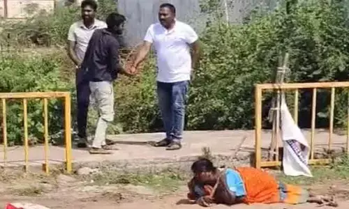 ప్రతీకార చర్యగా.. పోలీస్ స్టేషన్ ముందే గొడ్డలితో హత్యాయత్నం