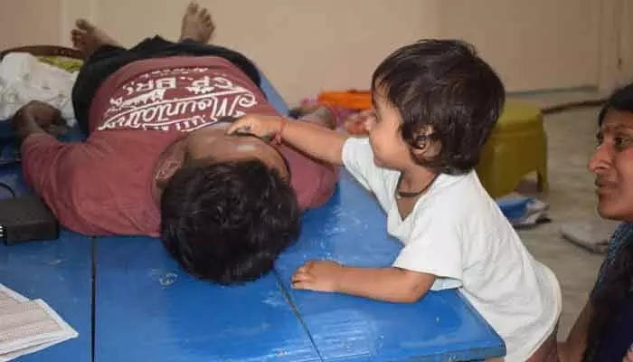 నాన్నా.. లే నాన్నా.. ఆర్థిక ఇబ్బందులతో తండ్రి ఆత్మహత్య నాన్నా.. లే నాన్నా.. ఆర్థిక ఇబ్బందులతో తండ్రి ఆత్మహత్య