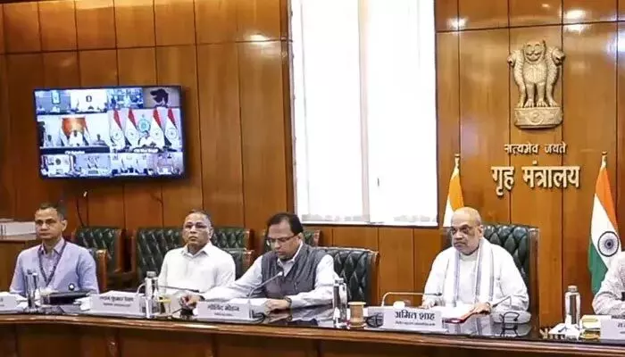 Amith shah: సరిహద్దు రాష్ట్రాల సీఎంలతో అమిత్ షా సమీక్ష.. కీలక అదేశాలు జారీ Amith shah: సరిహద్దు రాష్ట్రాల సీఎంలతో అమిత్ షా సమీక్ష.. కీలక అదేశాలు జారీ
