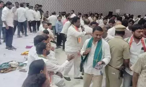 జిల్లా కాంగ్రెస్ విస్తృత స్థాయి సమావేశం రసాభాస.. జువ్వాడి వర్సెస్ సుజిత్ రావు
