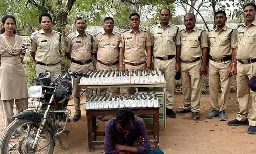 దేశదారు తరలిస్తూ పట్టుబడిన వ్యక్తి అరెస్ట్..