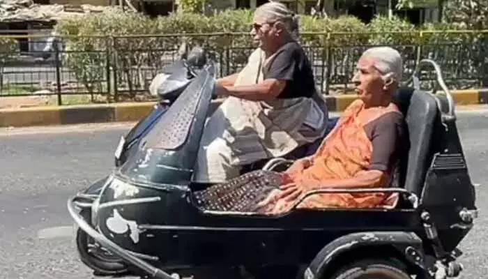 వయస్సు కేవలం సంఖ్యే! స్కూటర్పై 86 ఏళ్ల బామ్మలు జల్సా.. నెట్టింట్లో వైరల్ వయస్సు కేవలం సంఖ్యే! స్కూటర్పై 86 ఏళ్ల బామ్మలు జల్సా.. నెట్టింట్లో వైరల్