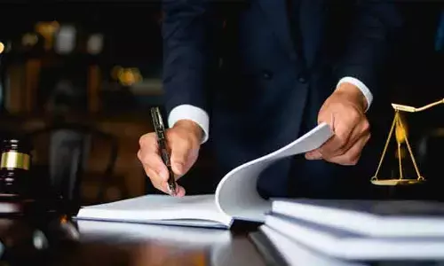 ఉద్యోగాలపేరుతో మోసం చేసిన లాయర్ పై కేసు