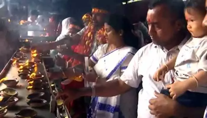 పాకిస్థాన్ దాడులపై భక్తుల ఆగ్రహం.. కామాఖ్య అమ్మవారికి ప్రత్యేక ప్రార్థనలు పాకిస్థాన్ దాడులపై భక్తుల ఆగ్రహం.. కామాఖ్య అమ్మవారికి ప్రత్యేక ప్రార్థనలు