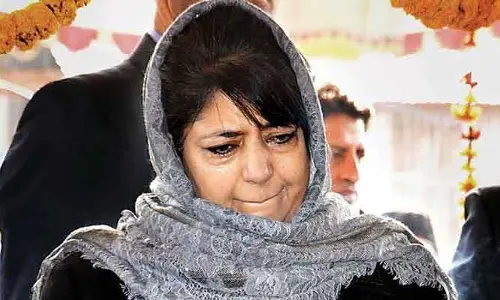 కన్నీళ్లు పెట్టిన మాజీ సీఎం మెహబుబా ముఫ్తీ.. కీలక వ్యాఖ్యలు