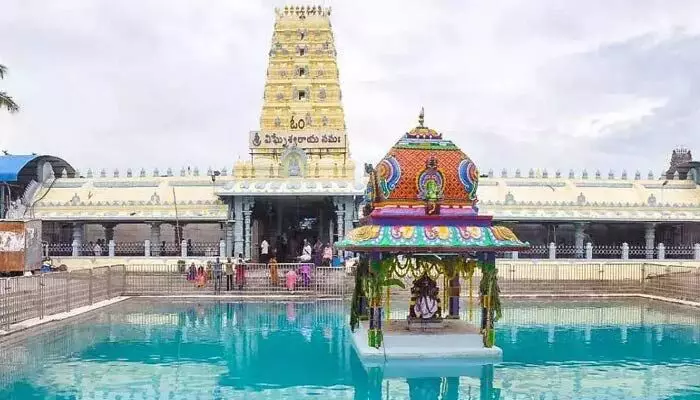కాణిపాకం ఆలయం వెళ్లే భక్తులకు అలర్ట్.. ఆలయ ఈవో కీలక ప్రకటన కాణిపాకం ఆలయం వెళ్లే భక్తులకు అలర్ట్.. ఆలయ ఈవో కీలక ప్రకటన