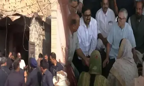 ఉద్రిక్తతల వేళ.. జమ్మూలో పర్యటించిన సీఎం.. పాకిస్తాన్ దాడిలో దెబ్బతిన్న ఇళ్ల సందర్శన