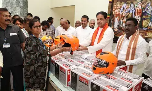టీటీడీ ఉద్యోగులకు హెల్మెట్లను పంపిణీ చేసిన చైర్మన్ బీఆర్ నాయుడు