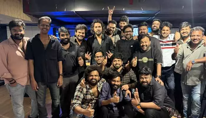 ఒకే ఫ్రేమ్లో 19 మంది యంగ్ డైరెక్టర్స్..ఇదే మంచి మార్గం అంటూ ఎమోషనల్ పోస్ట్ పెట్టిన శైలేష్ కొలను ఒకే ఫ్రేమ్లో 19 మంది యంగ్ డైరెక్టర్స్..ఇదే మంచి మార్గం అంటూ ఎమోషనల్ పోస్ట్ పెట్టిన శైలేష్ కొలను
