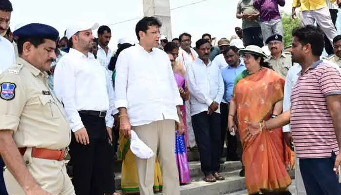 సరస్వతి పుష్కరాల పనుల్లో స్లో ఏంటి..త్వరతగతిన పూర్తి చేయాలని మంత్రి ఆగ్రహం సరస్వతి పుష్కరాల పనుల్లో స్లో ఏంటి..త్వరతగతిన పూర్తి చేయాలని మంత్రి ఆగ్రహం