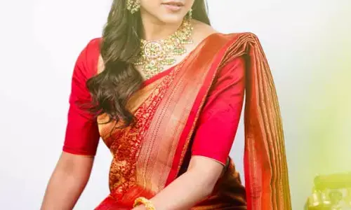 చీరలో మహాలక్ష్మిని తలపిస్తున్న టాలీవుడ్ యంగ్ హీరోయిన్.. తెలంగాణ డాల్‌ అంటూ కామెంట్స్