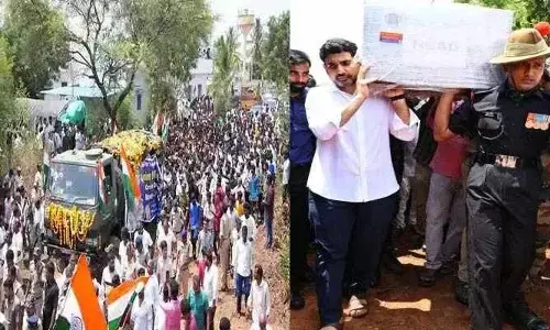 అమర వీరుడికి కన్నీటి వీడ్కోలు.. మురళీనాయక్ శవపేటిక మోసిన మంత్రి