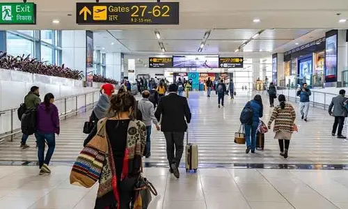 Delhi airport: ఢిల్లీ ఎయిర్ పోర్టులో 100 విమానాల రద్దు