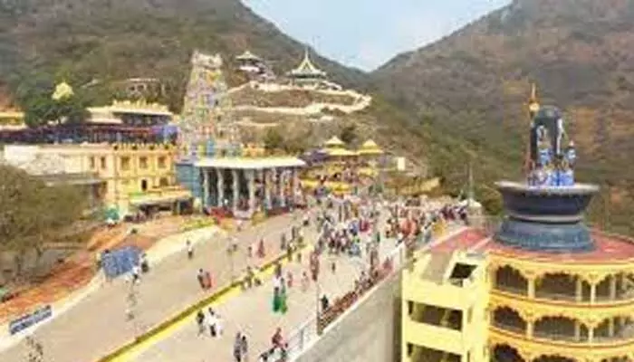 Kotappakonda: కోటప్పకొండపై గిరిప్రదక్షిణకు వచ్చిన భక్తుడు మృతి Kotappakonda: కోటప్పకొండపై గిరిప్రదక్షిణకు వచ్చిన భక్తుడు మృతి