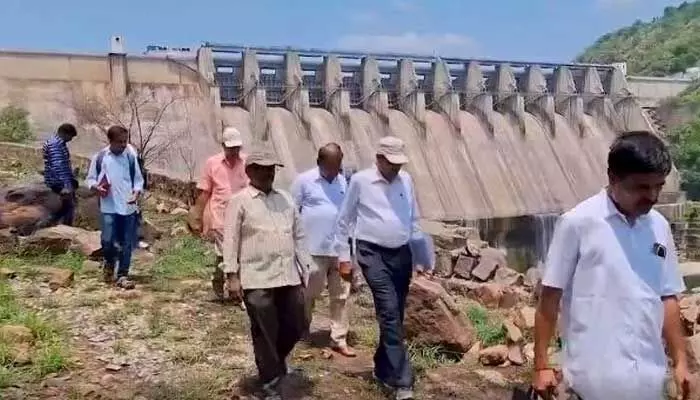 శ్రీశైలంలో సీడీవో బృందం..డ్యామ్ను పరిశీలించిన అధికారులు శ్రీశైలంలో సీడీవో బృందం..డ్యామ్ను పరిశీలించిన అధికారులు